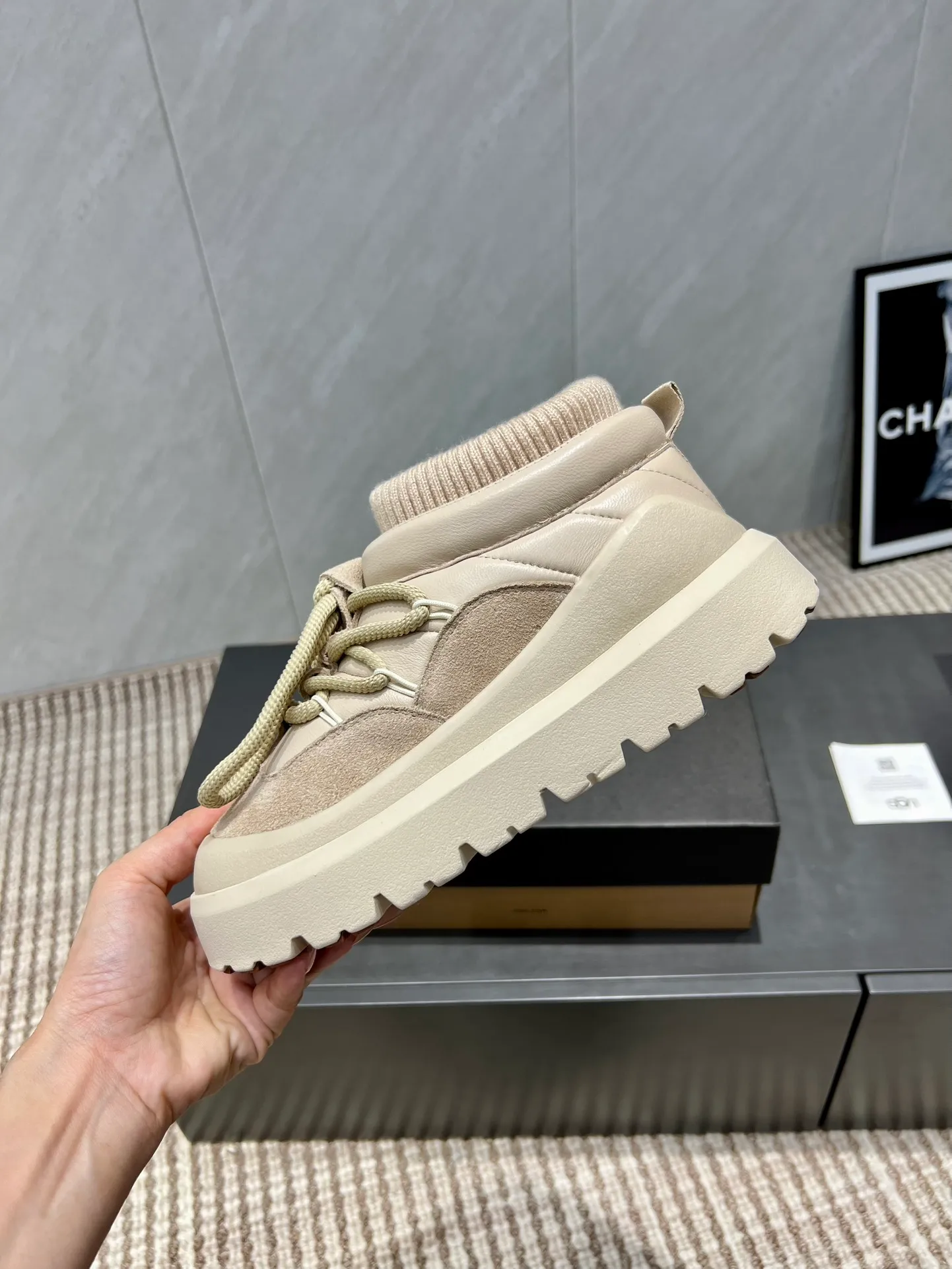 Factory: Couple P620💰 "Exclusive top version" UGG~25vs popular platform thick-soled casual shoes series... [Couple's thick-soled Maori casual shoes] A shoe that will not clash with shirts, simple partition design ➕ spotted outsole, silk curly upper, a must-have for autumn and winter, can be worn with any pants or skirt, very comfortable and good-looking... ❶Fabric: Original customized cow ➕ Sheepskin ❷Inner lining: original customized wool ❸Feet: original customized sheepskin ❹Outsole: original molded foam outsole ❺Number: 35-44 (Female 41. Male 45. Customized, non-returnable) ❻Packaging: Original full set of packaging ☀Color: Official website updated simultaneously